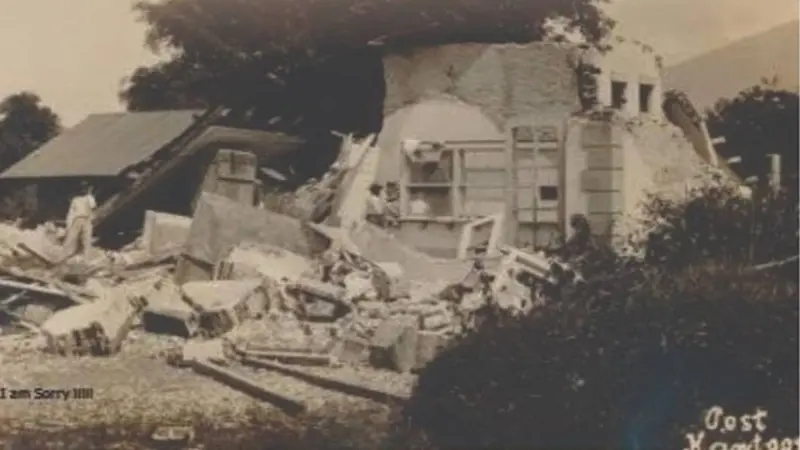 Kerusakan Kantor POS Padang Panjang setelah gempa 1962. (Dok. Dinas Perpustakaan dan Kearsipan Kota Padang Panjang)