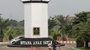 Anak-anak berada di dekat tugu Al-Quran di Masjid Istana Anak Yatim, Kabupaten Bogor, Jawa Barat, Jumat (30/4/2021). Tugu Al Quran yang dibangun ini mendapat penghargaan dari Leprid mencapai rekor dunia sebagai tugu Al Quran tertinggi di dunia. (Liputan6.com/Herman Zakharia)