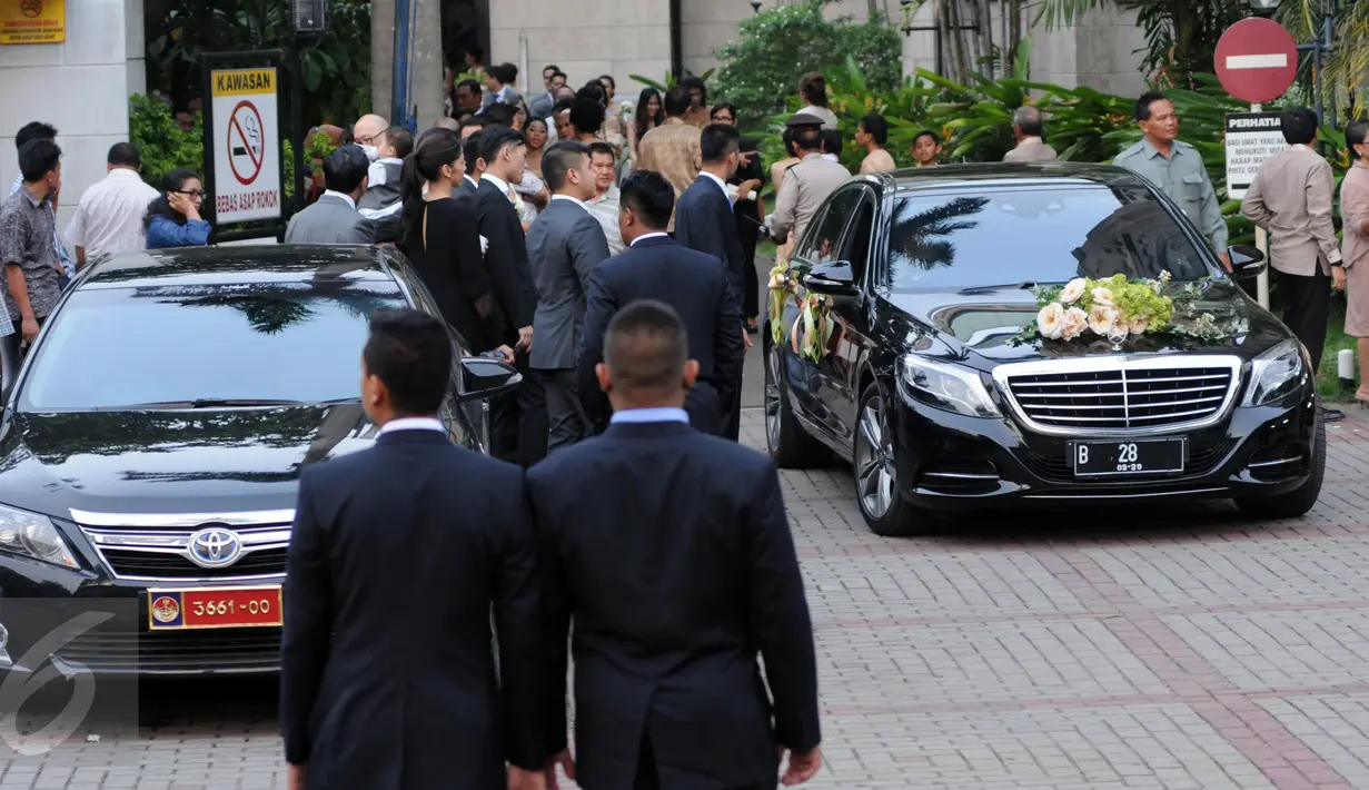 Mobil pengiring pengantin saat di luar gedung Gereja Katedral, Jakarta Pusat, Jumat (27/11). (Liputan6.com/Helmi Afandi)