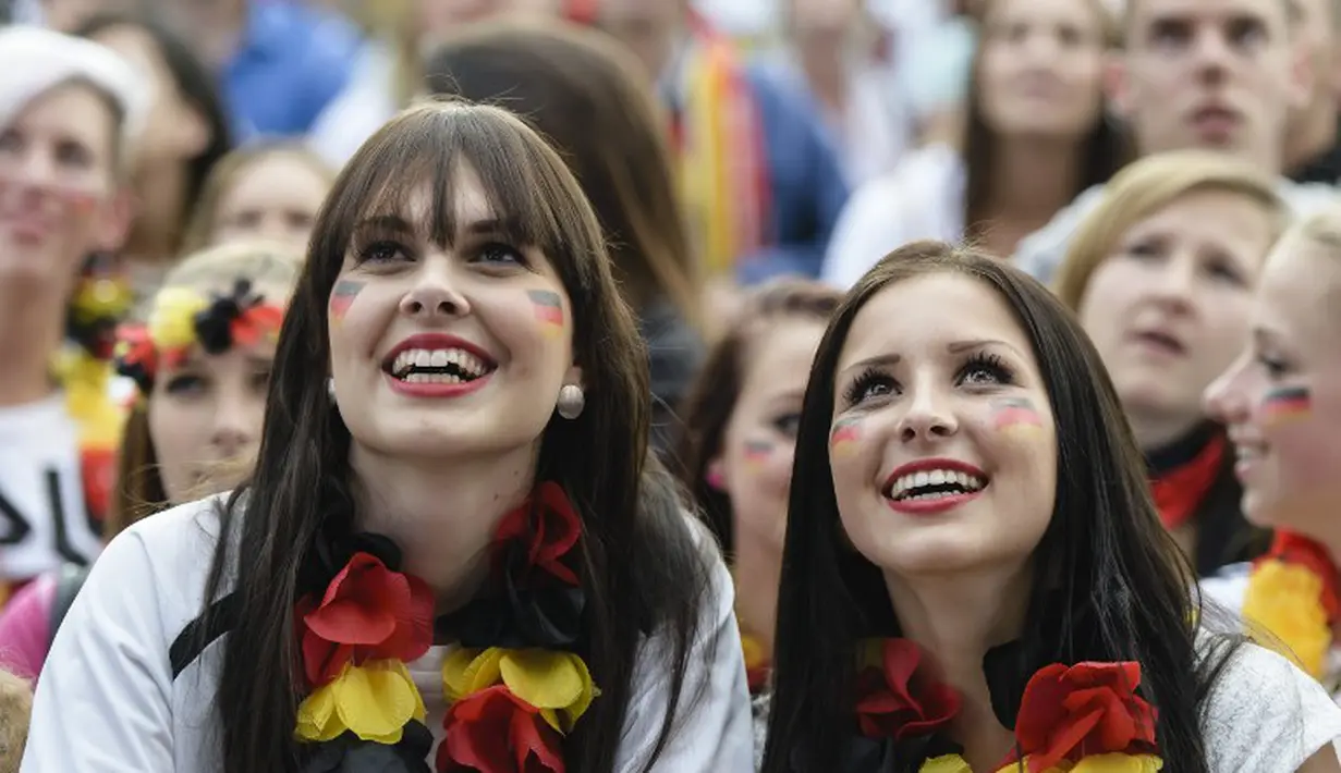 Meski tak ke Brasil, fans cantik ini tetap semangat melihat Jerman berlaga walau hanya lewat layar di Berlin saat Jerman lawan Amerika Serikat pada 26 Juni 2014 (AFP PHOTO/CLEMENS BILAN)