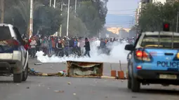 Polisi menembakkan gas air mata ke arah pengunjuk rasa di luar kantor pemerintah setempat di Kasserine, Tunisia, Kamis (21/1). Para pengangguran muda turun ke jalan memprotes keterpurukan ekonomi dan sulitnya lapangan kerja. (REUTERS/Amine Ben Aziza)