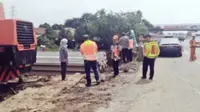 Jalan ambles di KM 17 Tol Bekasi arah Cikampek (@TMCPoldaMetro)