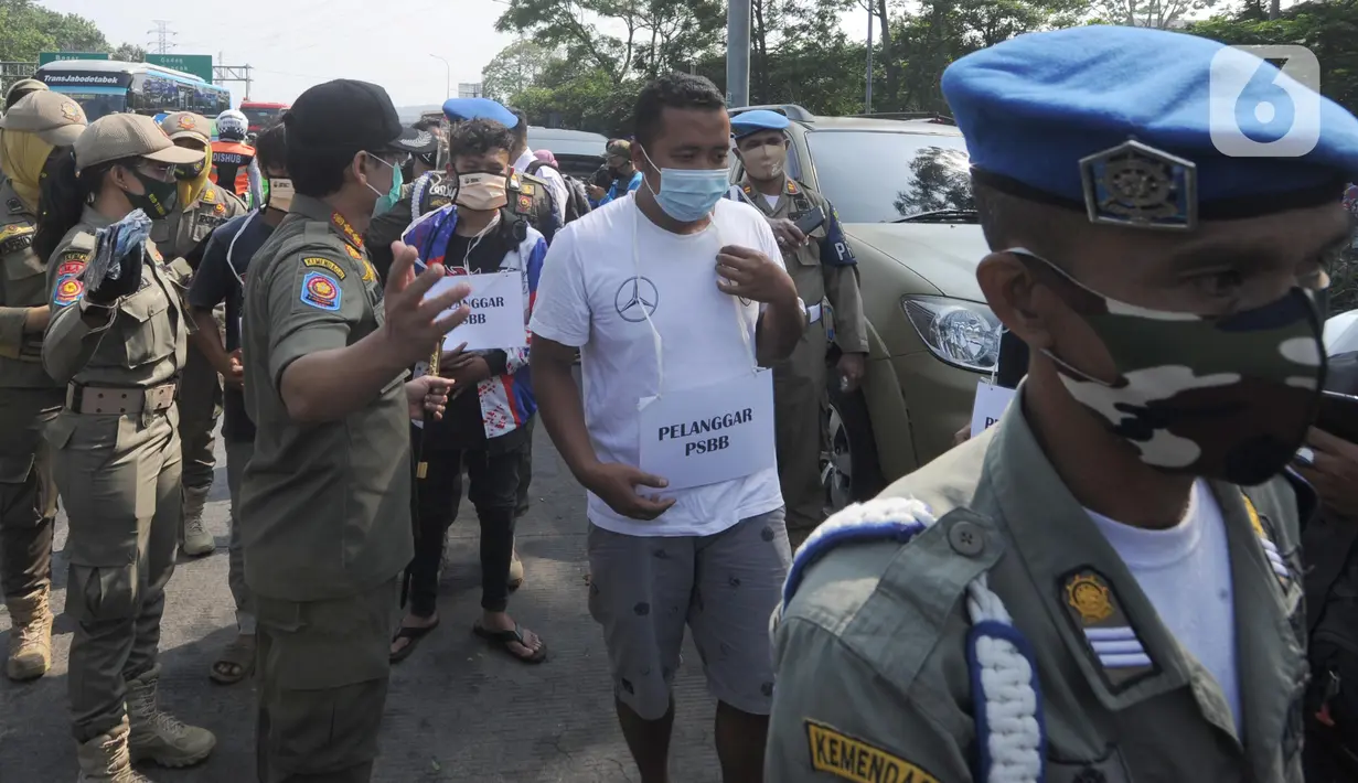 Petugas gabungan merazia warga yang tidak mengenakan masker saat Operasi Masker Gabungan di Perempatan Ciawi, Bogor, Kamis (10/9/2020). Razia masker yang dilakukan Pemkot dan Pemkab Bogor ini menyasar warga yang tidak mengenakan masker dengan denda sebesar Rp 100.000. (merdeka.com/Arie Basuki)