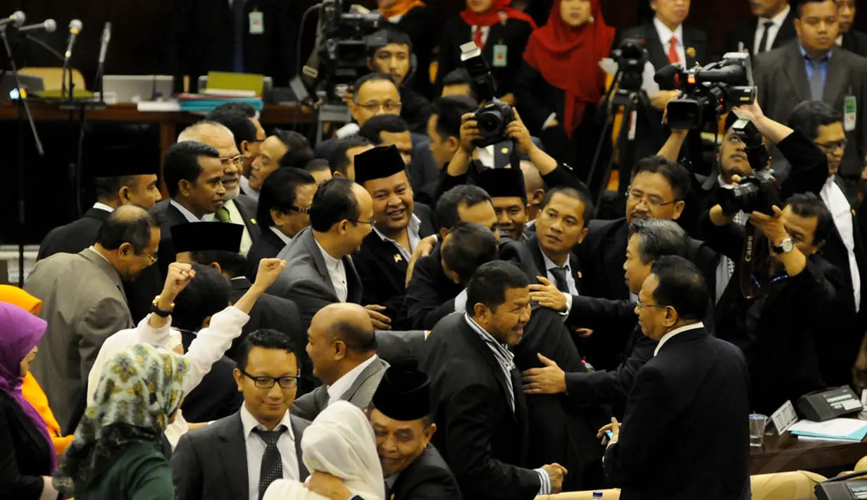 Sejumlah anggota MPR dari Koalisi Merah Putih merayakan kemenangan Paket Pimpinan MPR yang mereka ajukan dalam Sidang Paripurna MPR, Jakarta, (8/10/14). (Liputan6.com/Andrian M Tunay) 