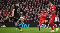 Pemain Liverpool, Mohamed Salah (ketiga kanan) mencetak gol ke gawang Sparta Praha pada laga leg kedua 16 besar Liga Europa 2023/2024 di Anfield, Liverpool, Inggris, Jumat (15/03/2024). (AFP/Oli Scarff)