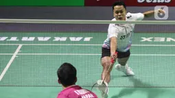 Anthony Sinisuka Ginting kalah 21-17, 11-21, 8-21 dari Kenta Nishimoto. (Liputan6.com/Herman Zakharia)