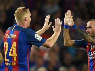 Minim kesempatan bermain membuat bintang Barcelona, Aleix Vidal, ingin segera angkat kaki dari Camp Nou. AC Milan dan Napoli kabarnya mengincar gelandang asal Spanyol tersebut. (AFP/Lluis Gene)