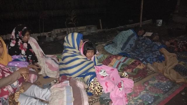 Warga korban gempa Lombok berjaga-jaga di malam hari, khawatir gempa susulan besar terjadi.