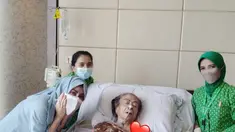 Ibunda dan nenek Raffi Ahmad, Amy Qanita dan Mami Popon, sambil ditemani dua orang suster saat Mami Popon dirawat di rumah sakit. (Instagram @amy_r_qanita)