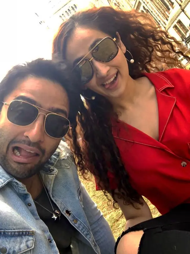 Resmi Tunangan, Ini 6 Momen Kebersamaan Shaheer Sheikh dan Ruchikaa Kapoor