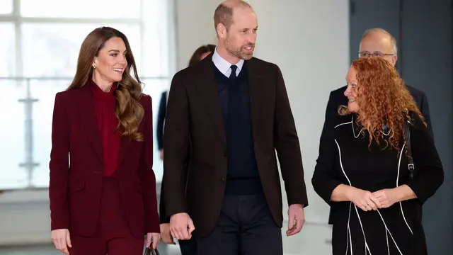 Makna Tersirat Busana Serba Burgundy Kate Middleton di Kunjungan Jelang Ultah ke-44