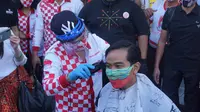 Gibran Rakabuming Raka ikut potong rambut gratis di Pasar Gede Solo, Sabtu (12/9).(Liputan6.com/Fajar Abrori)