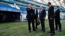 Presiden Rusia, Vladimir Putin berbincang dengan Presiden FIFA, Gianni Infantino saat mengunjungi Stadion Fisht di Sochi, Kamis (3/5). Fisht Stadium menjadi salah satu  venue untuk Piala Dunia 2018. (Alexei Nikolsky, Sputnik, Kremlin Pool via AP)
