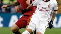 Pemain AC Milan, Suso  berebut bola dengan pemain AS Roma, Diego Perotti pada laga pekan ke-26 Serie A di Stadion Olimpico, Senin (26/2). AC Milan yang bertindak sebagai tamu menang 2-0 atas tuan rumah AS Roma. (AP/Alessandra Tarantino)