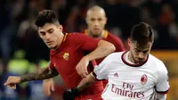 Pemain AC Milan, Suso  berebut bola dengan pemain AS Roma, Diego Perotti pada laga pekan ke-26 Serie A di Stadion Olimpico, Senin (26/2). AC Milan yang bertindak sebagai tamu menang 2-0 atas tuan rumah AS Roma. (AP/Alessandra Tarantino)