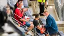 Para suporter terlihat di stadion Deutsche Bank Park sebelum pertandingan Bundesliga Jerman antara Eintracht Frankfurt melawan Arminia Bielefeld di Frankfurt, Jerman (19/9/2020). Sekitar 6.500 suporter diizinkan memasuki stadion untuk menonton. (Xinhua/Kevin Voigt)