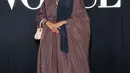 Melihat gaya Halima Aden, model berhijab asal Somalia-Amerika ini memang selalu menyenangkan. Menghadiri salah satu acara Vogue, Halima tampil cantik bak boneka dengan dress bersiluet abaya pleats berwarna cokelat, dipadunya dengan hijab hitam. [Foto: Instagram/halima]