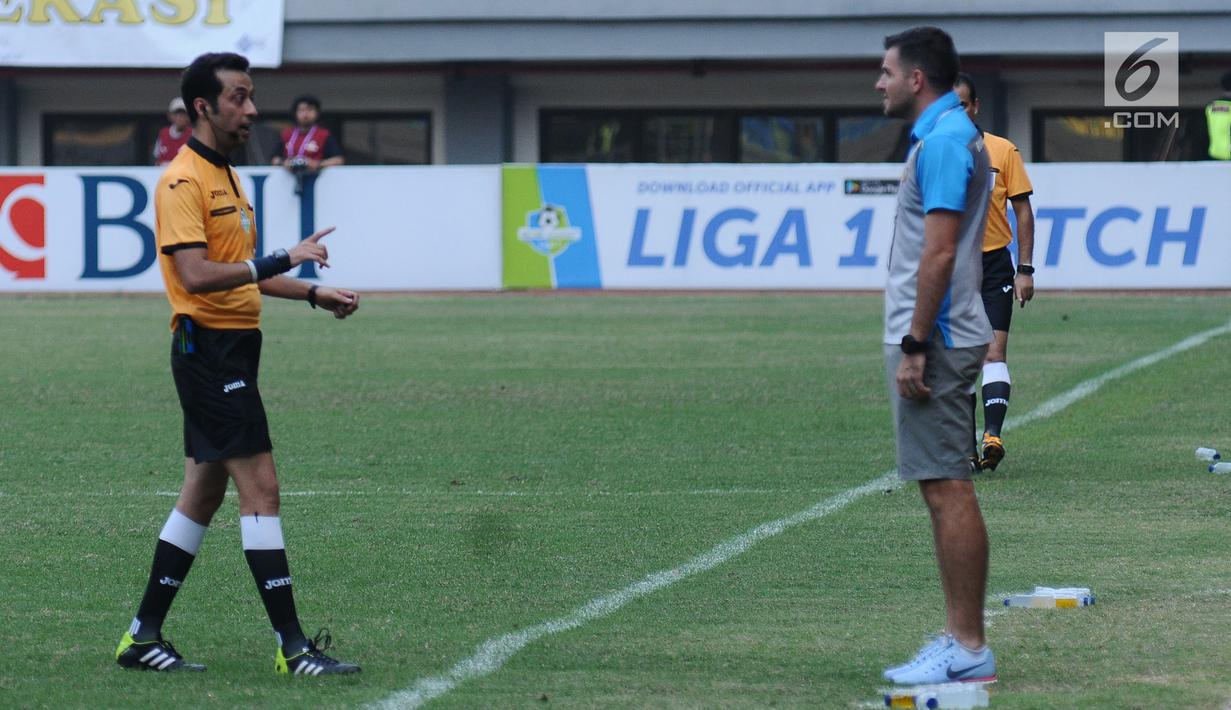 Wasit Bonyadifard Mooud (kiri) memberi peringatan pada pelatih Bhayangkara FC, Simon Mc Menemy saat melawan Sriwijaya FC dilanjutan Liga 1 Indonesia di Stadion Patriot Candrabhaga, Bekasi, Minggu (20/8). (Liputan6.com/Helmi Fithriansyah)