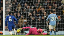 Pemain Chelsea, Enzo Fernandez, mencetak gol ke gawang Manchester City pada lanjutan Liga Inggris di Etihad Stadium, Senin (5/1/2026). (AFP/Oli Scarff)
