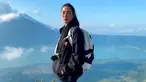 Momen saat Baby Jovanca melakukan hiking ini tak lepas dari perhatian netizen. Tampil dalam balutan hoodie hitam serta tas ransel, wanita dengan nama lengkap Baby Stephani Jovanca Duijndam ini juga terlihat tak lupa membawa sebuah kamera. (Liputan6.com/IG/@babyjvnc)