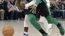 Pemain Boston Celtics, Kyrie Irving (depan) berebut bola dengan pemain Indiana Pacers, Darren Collison pada lanjutan NBA basketball game di Bankers Life Fieldhouse, Indianapolis, (25/11/2017). Boston Celtics menang 108-98. (AP/Darron Cummings)