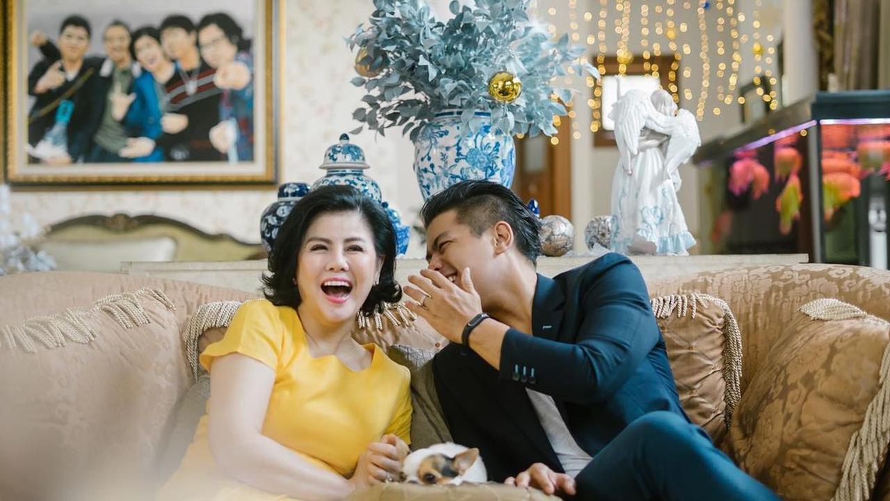 Selalu Kompak, Ini 6 Potret Kebersamaan Bams Eks Samsons dan Ibunda