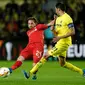 Aksi Joe Allen (kiri) saat membela Liverpool bersua Villarreal, pada Leg 1 Semifinal Liga Europa, di Estadio El Madrigal (28/4/2016). Kubu Celtic FC merayu Allen agar bergabung dengan mereka musim depan.  (EPA/JUan Carlos Cardenas)