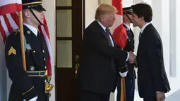 Presiden AS, Donald Trump menyambut kedatangan Perdana Menteri (PM) Kanada Justin Trudeau, di Gedung Putih, Washington, Senin (13/2). Kunjungan Trudeau ini menjadikannya sebagai petinggi negara ketiga yang mengunjungi Trump. (MANDEL NGAN/AFP)