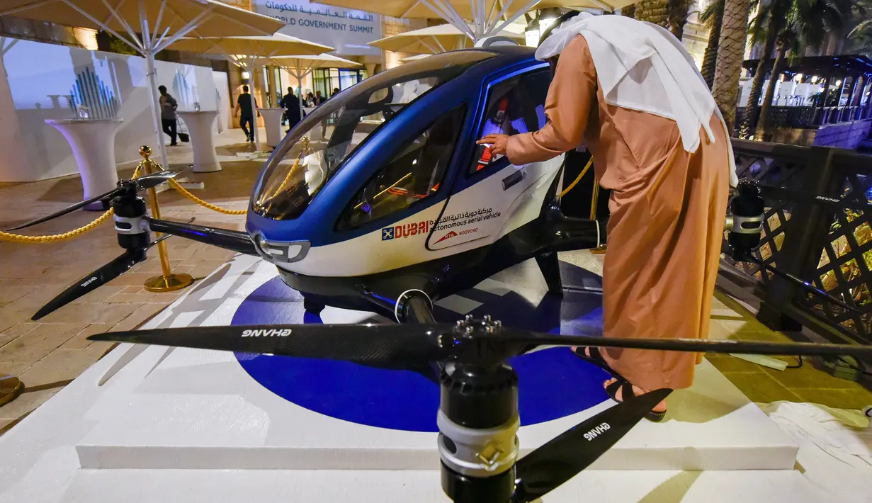 Pengunjung melihat Drone EHang 184 yang dipamerkan di World Government Summit 2017, Dubai, Senin (13/2). Drone EHang 184 ini mempunyai kemampuan otonom, sehingga penumpang harus memasukkan sendiri tujuan lokasi melalui sebuah aplikasi. (STRINGER/AFP)