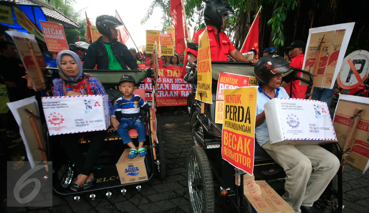 Pengemudi becak bermotor (bentor) membawa keluarga mereka saat menggelar unjuk rasa di depan Gedung DPRD DIY, Rabu (30/3/2016). Dalam aksinya, mereka menuntut hentikan razia bentor dan melegalkan moda transportasi tersebut. (Foto: Boy Harjanto)