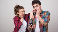 Ilustrasi pasangan tertawa, lucu, main HP. (Image by azerbaijan_stockers on Freepik)