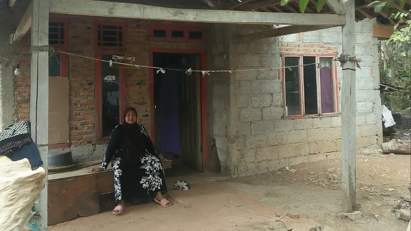 Warga Kampung Sarijaya pakai lampu tempel.