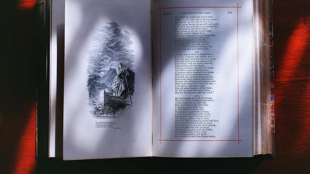 Ilustrasi membaca teks cerita sejarah