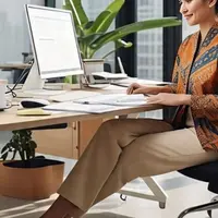 Ilustrasi Model Atasan Batik Kantoran yang Simpel untuk Wanita Sibuk (Sumber Gambar: Meta AI)