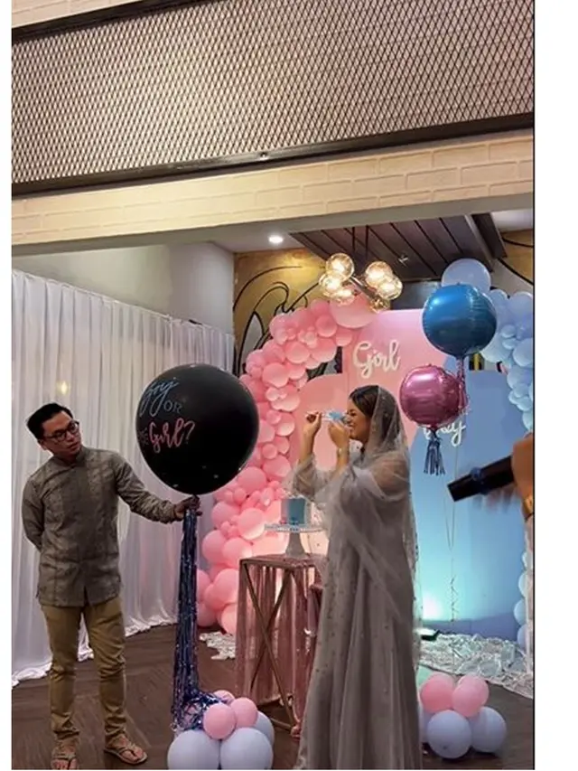 6 Momen Atries Angel Gelar Pengajian 4 Bulanan dan Gender Reveal, Haru Bahagia