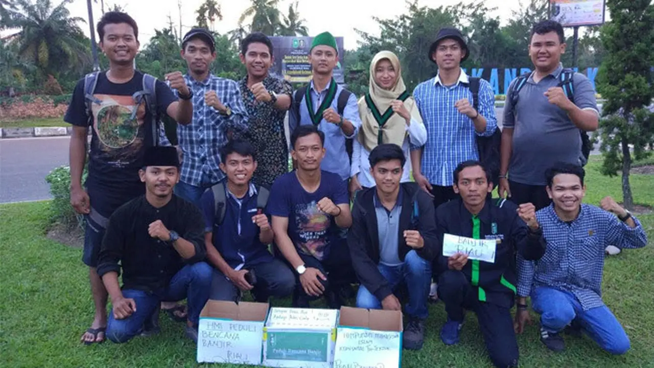 HMI Fai Teknik UIR Bantu Korban Banjir Benai Kuantan Singingi 