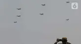 Pesawat KT-1 Wong Bee yang tergabung dalam Jupiter Aerobatic Team (JAT) TNI AU menampilkan atraksi aerobatik saat peringatan Hari Ulang Tahun (HUT) ke-79 Tentara Nasional Indonesia (TNI) di Lapangan Silang Monumen Nasional (Monas), Gambir, Jakarta, Sabtu (5/10/2024). (Liputan6.com/Herman Zakharia)