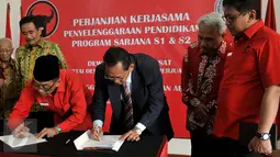 Ketua DPP PDIP bidang Ideologi dan Kaderisasi Idham Samawi dan Ketua Sekolah Tinggi Ilmu Pemerintahan Abdi Negara (STIPAN), Tjahya Supriyatna saat penandatangan kerjasama di Jakarta, Jumat (31/7/2015). (Liputan6.com/Johan Tallo)