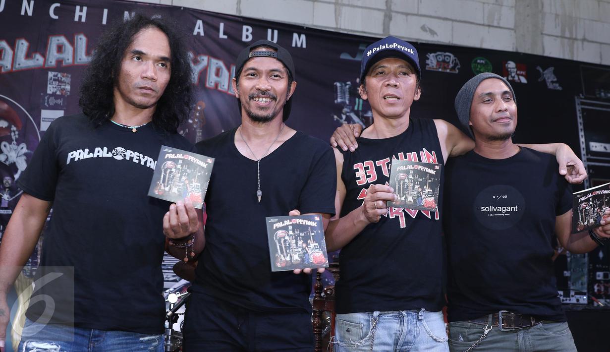 Grup band Slank memperlihatkan album terbaru mereka bertajuk "Palalopeyank"Jakarta, Selasa (7/2). Pada album baru tersebut berisikan 12 lagu diantaranya NgeRock, Terlalu Pahit, Rock n' roll Terus dan Palalopeyank.(Liputan6.com/Herman Zakharia)
