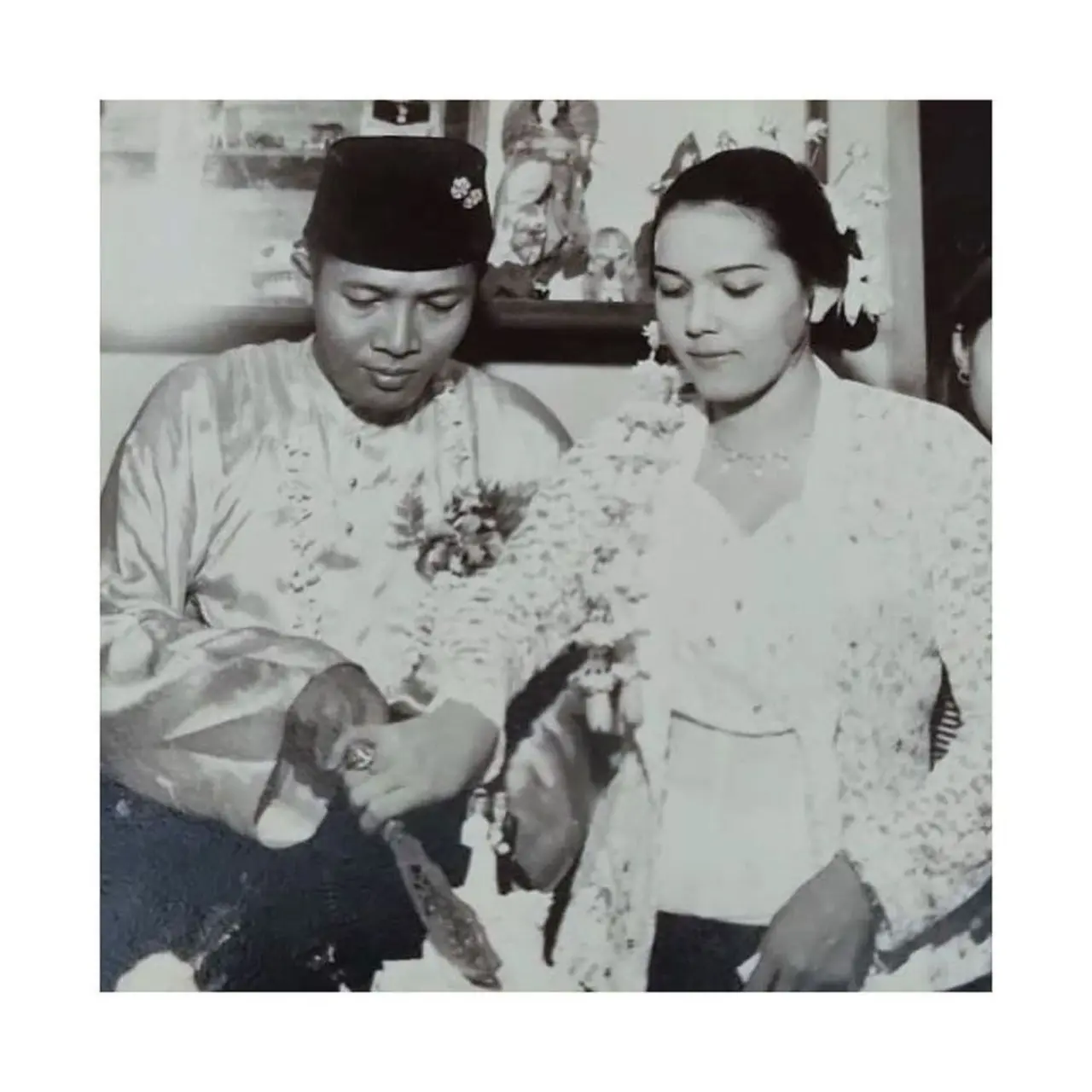 13 Potret Jadul Pernikahan Orang Tua Artis Ini Curi Perhatian - Hot