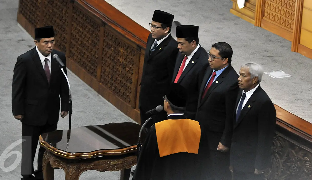 Ade Komaruddin (kiri) saat dilantik menjadi Ketua DPR yang baru, Jakarta, Senin (11/01/2016). Ade dilantik untuk menggantikan Setya Novanto yang mundur dari kursi Ketua DPR. (Liputan6.com/Johan Tallo)