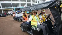 Menkeu Sri Mulyani dan Menteri PUPR Basuki Hadimuljono menaiki mobil golf saat meninjau Stadion Utama Gelora Bung Karno di Senayan, Jakarta, Kamis (23/11). Peninjauan untuk melihat progres dari renovasi venue Asian Games 2018. (Liputan6.com/Angga Yuniar)