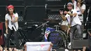 Grup band SLANK tampil membawakan lagu dalam pagelaran Konser Putih Bersatu di Stadion GBK, Senayan, Jakarta, Sabtu (13/4). SLANK menciptakan lagu khusus Capres 01 Jokowi dengan judul #barengjokowi. (Fimela.com/Bambang Eros)