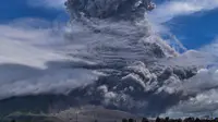 Gunung Sinabung memuntahkan abu di Karo, Sumatra Utara, Senin (10/8/2020).Gunung Sinabung meletus dengan tinggi kolom abu mencapai 5.000 meter di atas puncak gunung atau sekitar 7.460 mdpl. (Xinhua/Sarianto Sembiring)