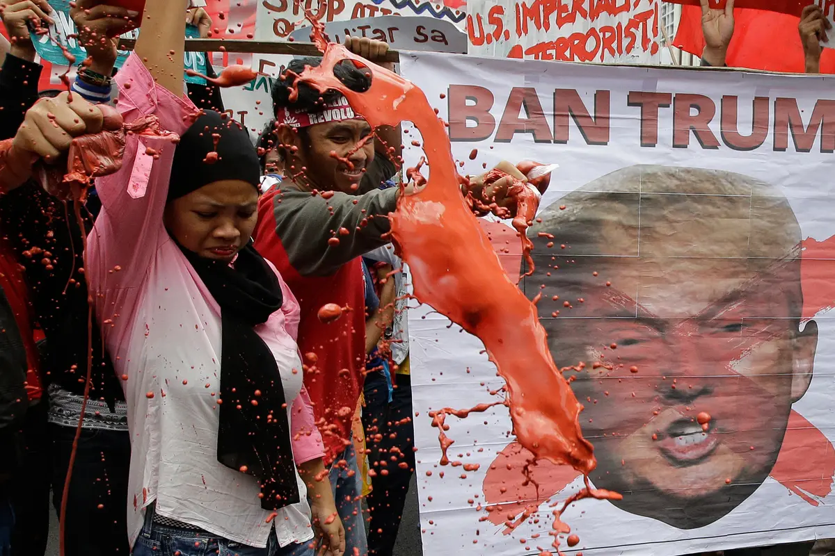 Jelang Kunjungan, Demo Anti-Trump Berakhir Ricuh di Manila
