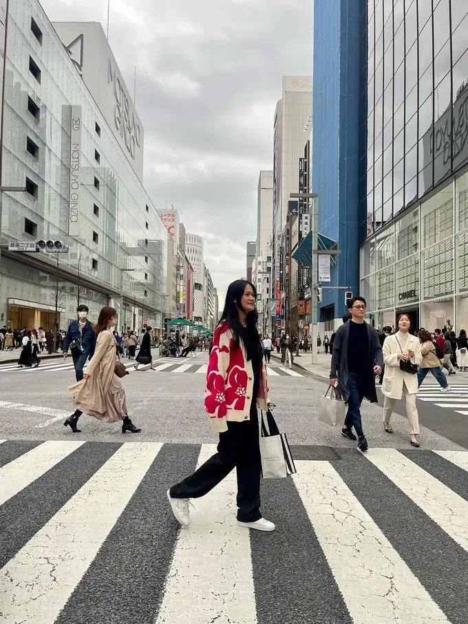 6 Potret Gaya Donna Harun Liburan di Jepang, Nenek 4 Cucu yang Selalu Tampil Awet Muda dan Stylish