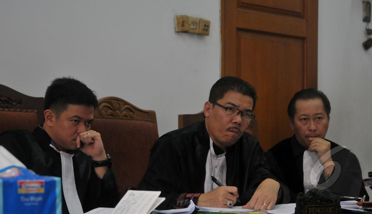 Tim kuasa hukum Suryadharma Ali (SDA) saat sidang lanjutan Praperadilan SDA di Pengadilan Negeri Jakarta Selatan, Kamis (2/4/2015).  Sidang lanjutan Praperadilan dengan agenda mendengarkan keterangan saksi ahli. (Liputan6.com/Johan Tallo)