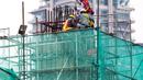 Pekerja melakukan pembangunan proyek LRT Kuningan di Jakarta, Sabtu (1/12). Badan Pusat Statistik mencatat pekerja informal turun sebesar 0,19 persen poin dibanding Agustus 2017. (Liputan6.com/Faizal Fanani)