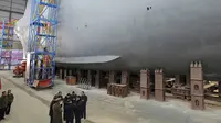 Pemimpin Korea Utara Kim Jong Un, kanan bawah, mengunjungi galangan kapal yang membangun kapal perang di lokasi yang dirahasiakan pada 8 Maret 2025, (Korean Central News Agency/Korea News Service via AP)