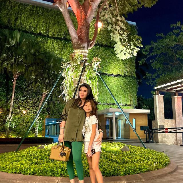 6 Potret Stevie Agnecya Mantan Istri Samuel Rizal Bareng Anak, Penuh Kehangatan